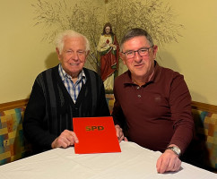 Vorsitzender Hermann Hochrein überreicht unserem ältesten Mitglied Martin Russer für 55 Jahre SPD eine Ehrenurkunde