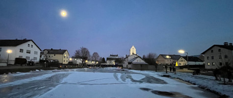 Ochsenfelder Böllerschützen bereiten sich am Ochsenfelder Dorfweiher für das Neujahresanschiessen vor.