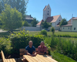 Vorsitzender Hermann Hochrein und sein Stellvertreter Markus Muskat-Meyerle am Ochsenfelder Weiher