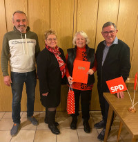 Landratskandidatin Stefanie Kirchner und UB-Vorsitzender Dr. Bernd Weber gratulieren Theresia Hetzer zusammen mit Ortsvorsitzenden Hermann Hochrein zu 40 Jahre SPD Mitgliedschaft