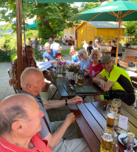 Im Biergarten des Naturfreunde Hauses in Wellheim-Aicha 1