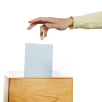 Frau an der Wahlurne