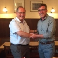 3. Bürgermeister Werner Schmelz (links) gratuliert Bernd Bredendiek zur Nominierung.